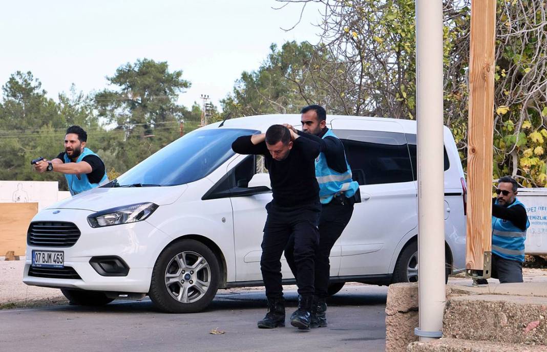 Yerli Lara Croft, karanlıkta hedefi 12'den vuruyor! Polis eğitmeni Nisa Aydın'ın müdahale teknikleri nefesleri kesiyor 13